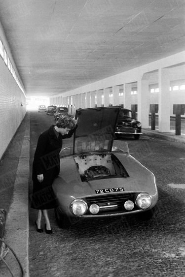 En octobre 1956, à l'occasion du salon de l'auto, Sagan essaie une Gordini dans les rues de Paris, ici dans le tunnel du Pont de l'Alma.