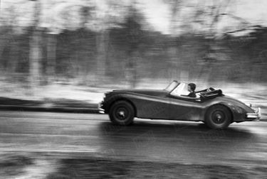 En juin 1956, deux ans après «Bonjour tristesse», Françoise Sagan publie son deuxième livre, «Un certain sourire». Match la saisit à pleine vitesse, au volant de sa Jaguar XK120. Elle de 21 ans.