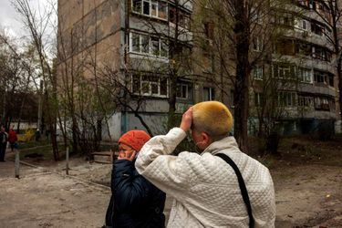 Deux habitantes de Kharkiv choquées après les frappes, le 19 avril 2022.