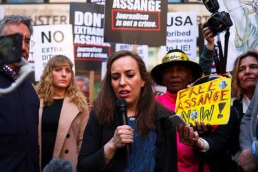Stella Moris, la femme de Julian Assange, devant le tribunal de Westminster, le 20 avril 2022.