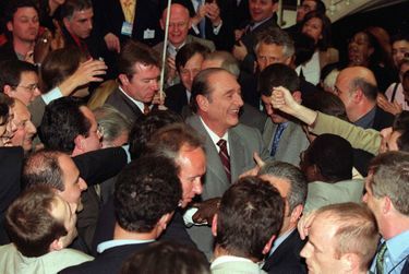 «Il est 23 h 15 quand Jacques Chirac, accompagné de Bernadette, fend la foule des sympathisants réunis à son Q.g. du Tapis rouge pour aller lancer son appel au rassemblement.» - Paris Match n°2762, 2 mai 2002.