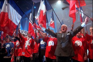 «À Lyon, le 17 février dernier, devant une haie de tee-shirts à son effigie et une forêt de drapeaux tricolores, le leader du F.n. harangue ses supporters.» - Paris Match n°2762, 2 mai 2002.