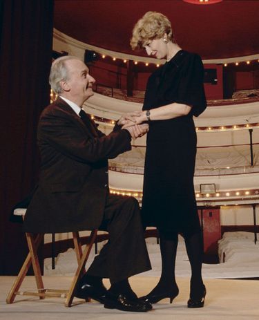 Avec Juliette Carré, son épouse, au théâtre de l'Atelier, où il triomphe dans "En attendant Godot", de Samuel Beckett. A paris, en 1985.