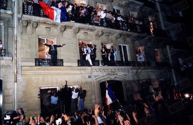 «Le 7 mai 1995, peu avant 23 heures, protégé par un garde-fou dérisoire, au premier étage de son Q.g. de campagne, Jacques Chirac, accompagné par Bernadette, salue les militants venus l’acclamer.» - Paris Match n°2764, 16 mai 2002