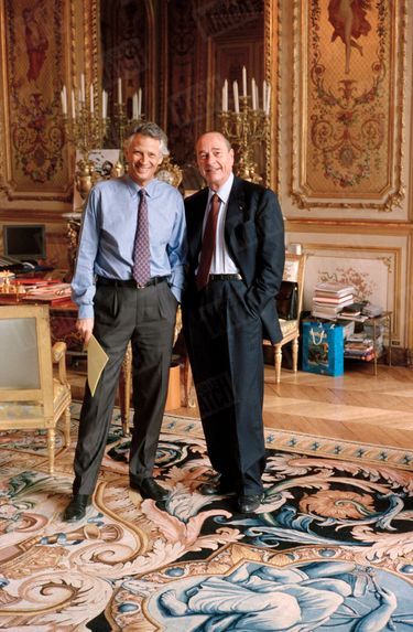 Dans son bureau de l'Elysée, Jacques Chirac attend avec Dominique de Villepin les résultats du second tour de l’élection présidentielle, le 5 mai 2002.