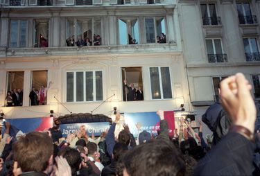 «20 h 30: la rue l’appelle. Son premier merci est pour ses fidèles. Une clameur enthousiaste accueille Jacques et Bernadette Chirac qui, depuis le premier étage du Tapis rouge, saluent la foule. Celle-ci, en apprenant à 20 heures le résultat de l’élection, avait spontanément entonné La Marseillaise.» - Paris Match n°2764, 16 mai 2002