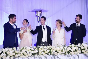 Le prince Petar de Serbie (à droite) lors du mariage de son frère le prince Filip et de Danica Marinkovic, avec le prince Aleksandar (à gauche) et la princesse Victoria de Suède, à Belgrade le 7 octobre 2017