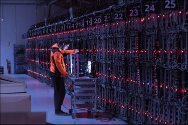 Dans une ferme de bitcoins, en Islande. Ces méga-ordinateurs permettent de fabriquer, de sécuriser et de stocker la cryptomonnaie.