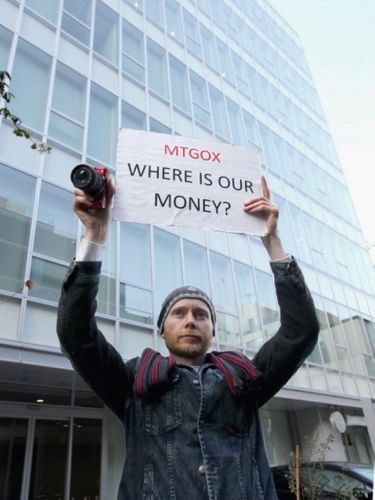 En février 2014, des clients manifestent après la disparition de 500000 bitcoins de sa société Mt. Gox, alors la plus grande plateforme d’échange. Cent vingt mille investisseurs sont concernés.