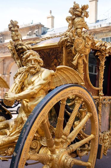 L'un des tritons sculptés du Gold State Coach de la reine Elizabeth II, le 6 mai 2022