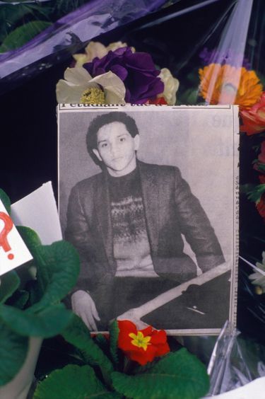 Une photo de Malik Oussekine et des fleurs déposées après une manifestation, le 6 décembre 1986.