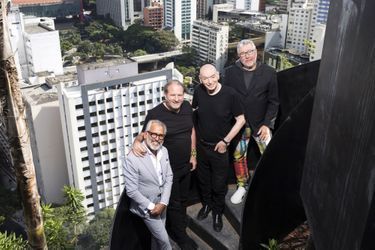 Sur le toit de la tour, de g. à dr. : Radha Arora, président de Rosewood, Alexandre Allard, Jean Nouvel et Philippe Starc