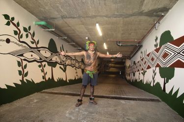 Un artiste de l’ethnie Pataxo et sa fresque en hommage à l’environnement dans le parking de l’hôtel.