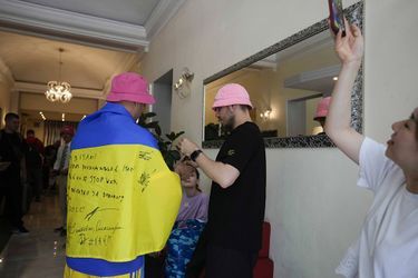 Un fan ukrainien demande un autographe aux membres du groupe.
