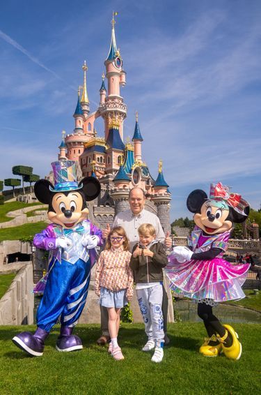 Le prince Jacques et la princesse Gabriella de Monaco avec le prince Albert II à Disneyland Paris, en avril 2022