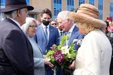 Le prince Charles et la duchesse de Cornouailles Camilla accueillis par la gouverneure générale du Canada Mary Simon, avec son mari Whit Fraser, et le Premier ministre Justin Trudeau à St John's, sur l'île de Terre-Neuve, le 17 mai 2022
