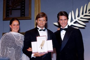 Tom Cruise remettant la Palme d'Or au cinéaste danois Bille August pour «Les Meilleures Intentions», et à l'actrice Pernilla August, son épouse, Prix d'interprétation féminine pour le même film, le soir de la clôture du Festival de Cannes, le 18 mai 1992.