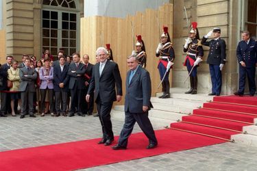 À gauche, l’ex-conseillère de Lionel Jospin (en jaune) assiste au départ de son Premier ministre, remplacé en 2002 par Jean-Pierre Raffarin.