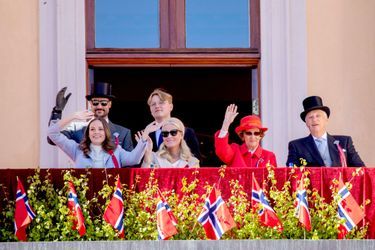 La famille royale de Norvège au balcon du Palais royal d’Oslo, pour la Fête nationale, le 17 mai 2022