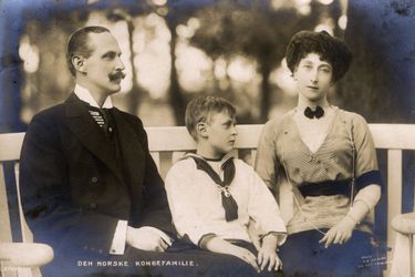 La reine Maud et le roi Haakon de Norvège avec leur fils, le prince Olav, en 1911