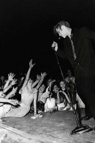 Des fans en délire, pendant sa tournée de concerts aux États-Unis en 1956.