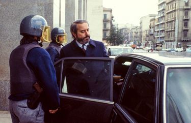 «Una vita blindata», une vie blindée, le prix à payer pour s'être attaqué à Cosa Nostra... Le juge Giovanni Falcone escorté par la police, devant le tribunal de Palerme en mai 1985.
