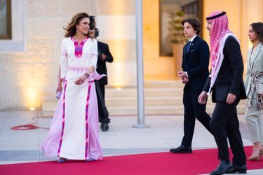 La reine Rania de Jordanie avec les princes Hussein et Hashem et la princesse Iman, le 25 mai 2022 lors du 76e anniversaire de l’Indépendance