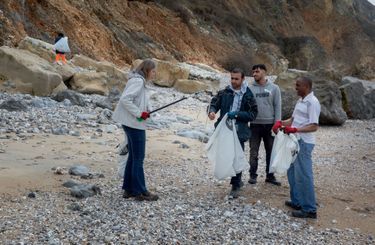 Des bénévoles de l’association Aquacaux nettoient la plage qui jouxte la décharge de Dollemard, dans le nord du Havre : un grave risque de pollution maritime.