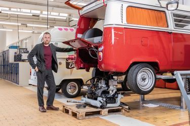 Passionné de mécanique, l’acteur a tenu à visiter l’atelier restauration du patrimoine Volkswagen.