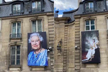 Les portraits de la reine Elizabeth II affichés devant l'ambassade britannique à Paris.