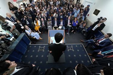 Jin au pupitre de la salle de presse de la Maison-Blanche.
