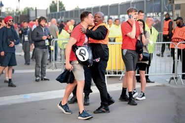 Un membre de la sécurité du stade tente de calmer un supporteur britannique furieux.
