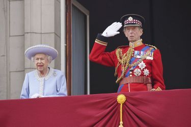 La reine Elizabeth II avec le duc Edward de Kent au balcon de Buckingham Palace à Londres, premier jour de son jubilé de platine le 2 juin 2022