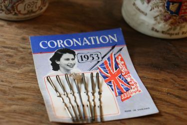 Des barrettes en édition limitée, sorties pour le couronnement de la reine Elizabeth II en 1953.