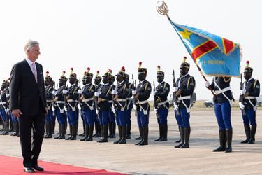 Le roi des Belges Philippe passe en revue les troupes congolaises à son arrivée à Kinshasa, le 7 juin 2022