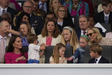 Mike et Zara Tindall avec leurs filles Mia et Lea, Savannah Phillips, Kate Middleton et ses trois enfants, Louis, Charlotte et George, lors de la parade célébrant le jubilé de platine d'Elizabeth II à Londres, le 5 juin 2022.