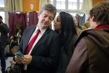 Avec sa compagne et première conseillère, Sophia Chikirou, lors du premier tour de l’élection présidentielle, le 22 avril 2012, à Paris.