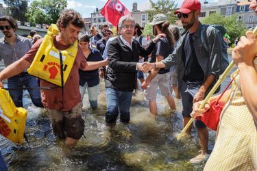 Traversée du Clain à pied pour alerter sur la crise de l’eau, à Poitiers (Vienne), le 2 juin
