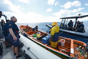 Dans l’anse des Salines, en Martinique, deux bateaux des douanes inspectent une yole en provenance de Sainte-Lucie, haut lieu de la production de cannabis.