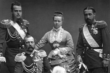 Le prince Alfred du Royaume-Uni avec sa femme Maria Alexandrovna, le père de celle-ci le tsar Alexandre II et l’un de ses frères, Alexei Alexandrovitch, en mai 1874