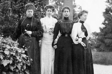 La duchesse Maria Alexandrovna de Saxe-Cobourg et Gotha avec trois de ses quatre filles, Beatrice, Victoria Melita et Alexandra, vers 1900