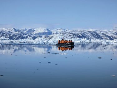 Une fois les canots descendus, les passagers partent sillonner un long bras de fjord et à travers les méandres glacés de Kong Oscar Havn.