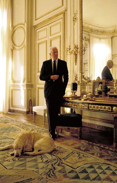 Hubert de Givenchy en novembre 1993, avec l'un de ses labradors qui l'accompagnent depuis toujours.