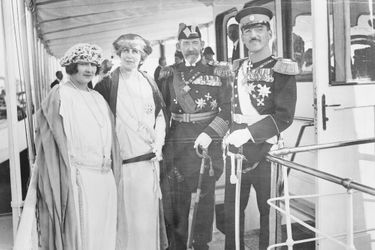 La princesse Marie, sa mère la reine Marie et son père le roi Ferdinand de Roumanie avec le roi Alexandre Ier de Yougoslavie, à bord du yacht royal de celui-ci, en juin 1922