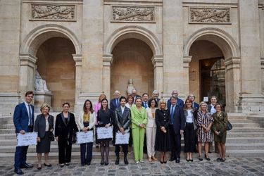 Lauréats, membres du jury, invités posent pour une photo dans la cour d'honneur de l’Institut de France.