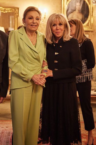 Brigitte Macron et S. M. l’Impératrice Farah Pahlavi, qui a remis le prix Histoire.
