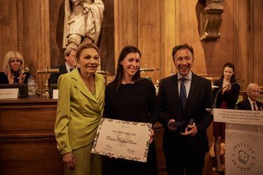 L'impératrice Farah Pahlavi et Stéphane Bern posent avec la lauréate du Prix Histoire 2021 Marie Moutier-Bitan.