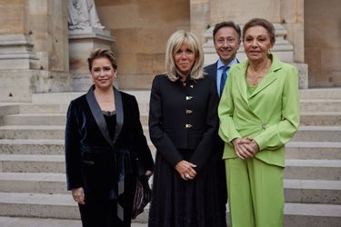 Stéphane Bern en compagnie de la grande-duchesse Maria Teresa de Luxembourg, Brigitte Macron et l’impératrice Farah Pahlavi.