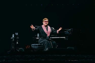 Elton John sur la scène de la Paris La Défense Arena, le 12 juin 2022.