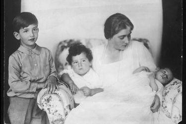 La reine Marie de Yougoslavie avec ses trois fils, les princes Pierre, Tomislav et André. Photo non datée